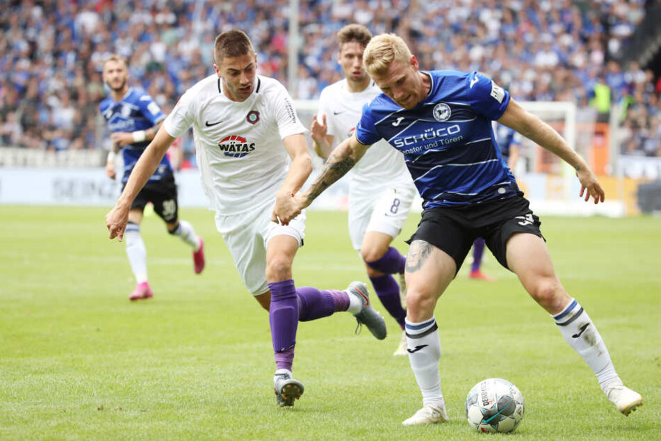 Aues Neuzugang Marko Mihojevic (l.) im Spiel bei Arminia Bielefeld. Seine Länderspielreise mit Bosnien-Herzegowina war erfolgreich. Jetzt gilt alle Konzentration dem FC Erzgebirge.