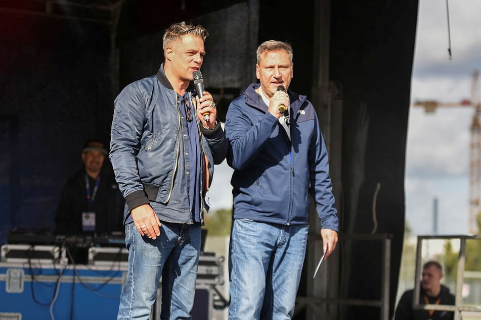 Roman Motzkus (55, r.) und Carsten Spengemann (52, l.) kommentieren gemeinsam das Finale um die Deutsche Football-Krone auf DF1.