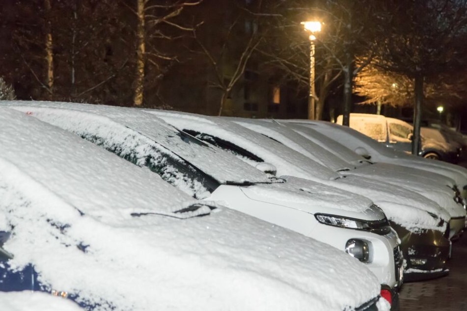 In Zwönitz mussten die Autofahrer am Montagmorgen ihre Fahrzeuge erstmal von einer leichten Schneedecke befreien.