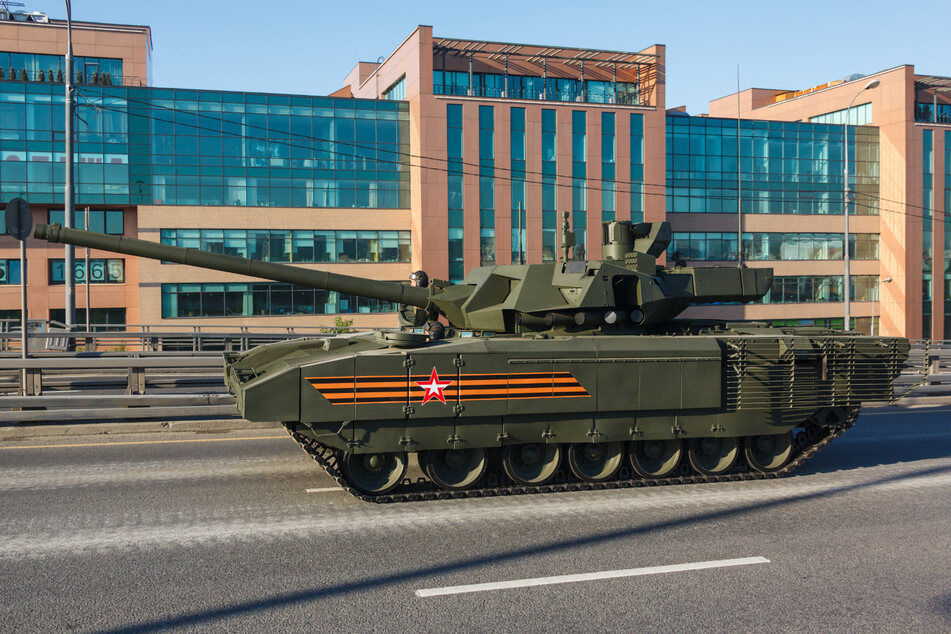 Nach Einschätzung vieler Beobachter ist der T-14 Armata vielen westlichen Panzern überlegen. Doch die russische Armee kann nur wenige ins Feld führen. Die Produktion soll stocken. (Archivbild)