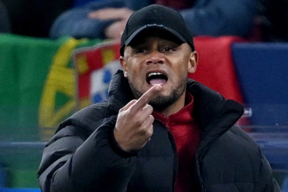 Trainer Vincent Kompany (38) wollte allen Spielern Einsatzzeit ermöglichen, doch das hat sich nun erledigt.