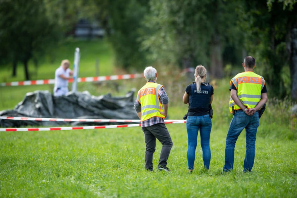 Polizisten stehen an einem abgesperrten Bereich an einem Bachlauf im Ortsteil Scharling. Die vermisste 17-Jährige wurde tot in einem Bachlauf gefunden.