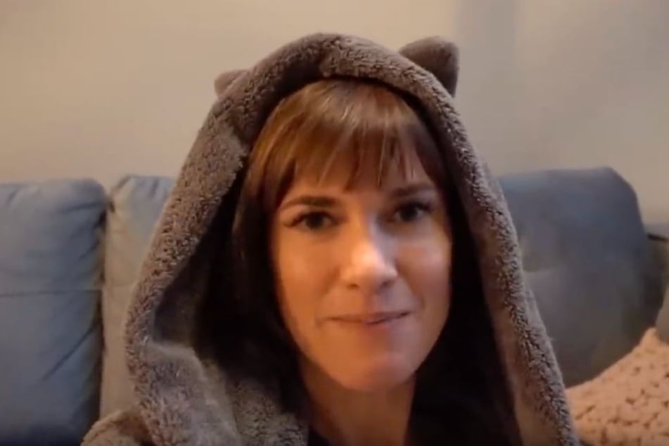 Mit einem süßen Bademantel gibt Isabell ihren Fans Antworten auf zahlreiche Fragen.