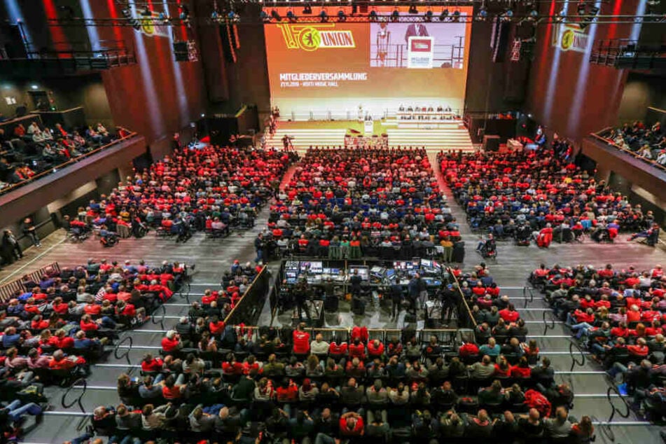 Die Mitgliederversammlung des 1. FC Union Berlin in der Verti Music Hall ist gut besucht.