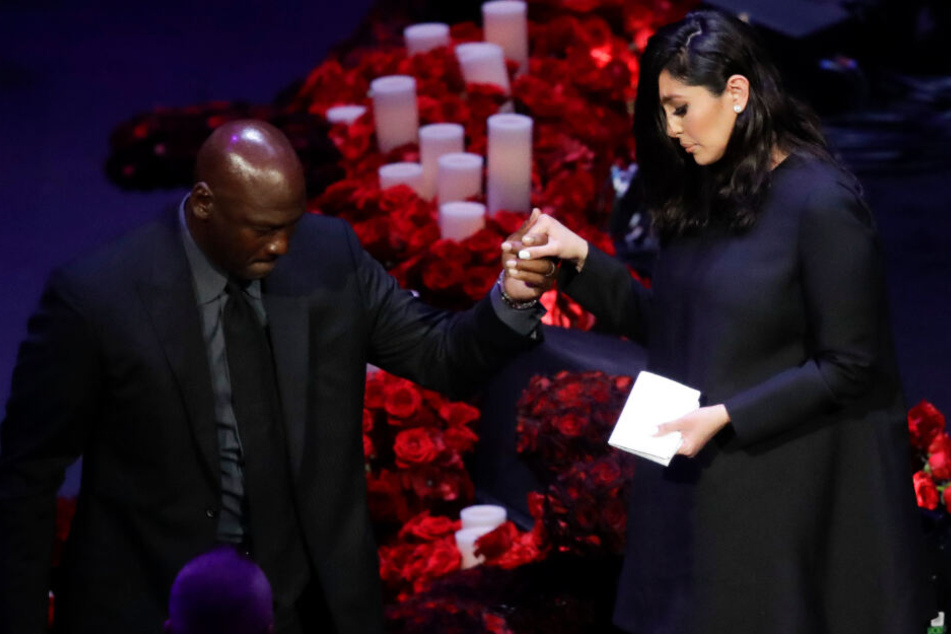 Vanessa Bryant wird von Michael Jordan, ehemaliger NBA-Spieler aus den USA, von der Bühne geholfen.