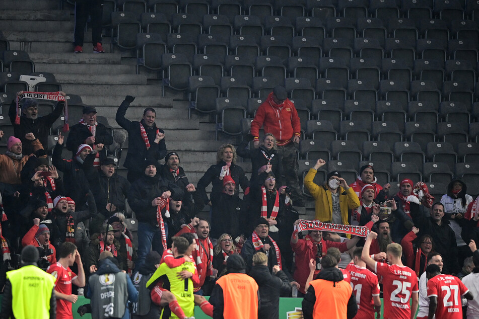 Im DFB-Pokal-Achtelfinale feierte der 1. FC Union Berlin einen Derby-Sieg gegen Hertha BSC - coronabedingt mit wenigen Fans im Gästeblock.