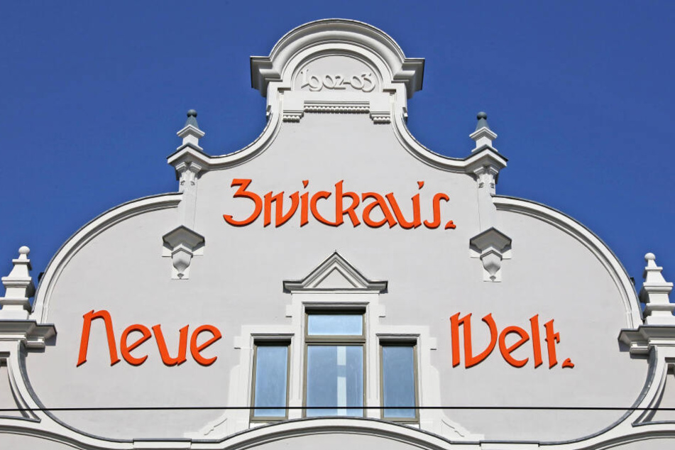 In den altehrwürdigen Hallen der Neuen Welt Zwickau werden am Wochenende ordentlich Ohrfeigen und Po-Klatscher verteilt.