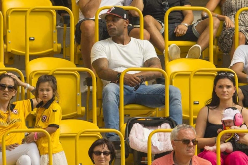 Schwester Isabel (ganz links), Nichte Nala sowie Frau Michelle (rechts) und Tochter Emilia erlebten das Unheil von der Tribüne aus.