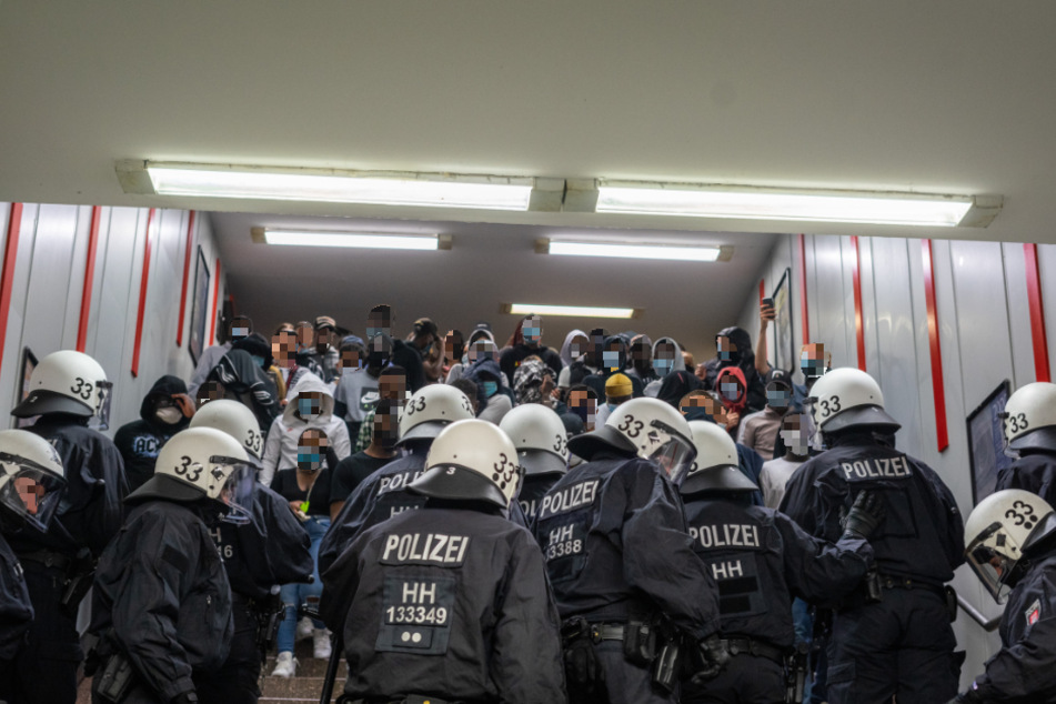 In der Bahnstation Hammerbrook werden die Partygäste von der Polizei kontrolliert.