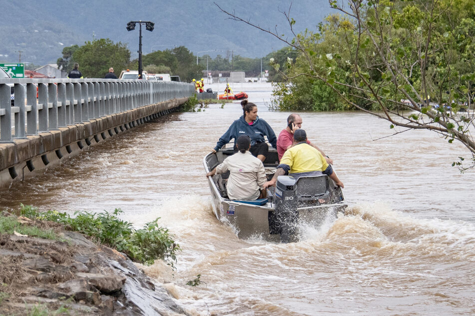Bewohner der Küstenstadt Cairns wurden mit Booten in Sicherheit gebracht. Es wird befürchtet, dass die 160.000 Einwohner von der Trinkwasserversorgung abgeschnitten werden könnten.