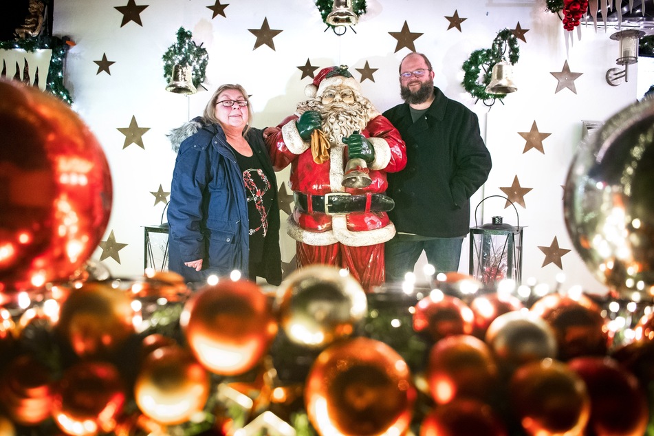 Martina und Sven Borchart stehen vor ihrem Weihnachtshaus. Rund 60.000 Lichter wurden in diesem Jahr verwendet.