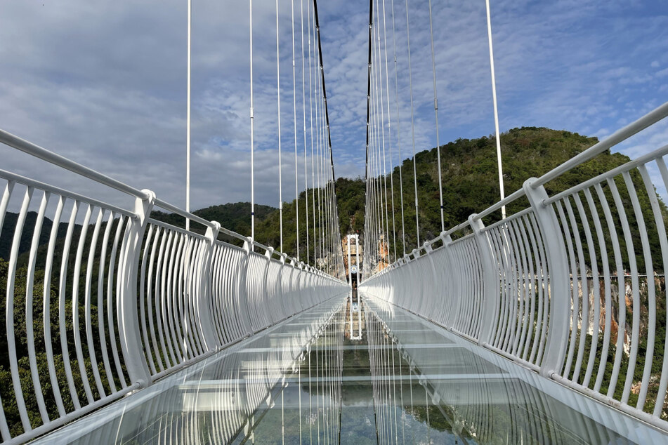 Diese Brücke ist komplett aus Glas!
