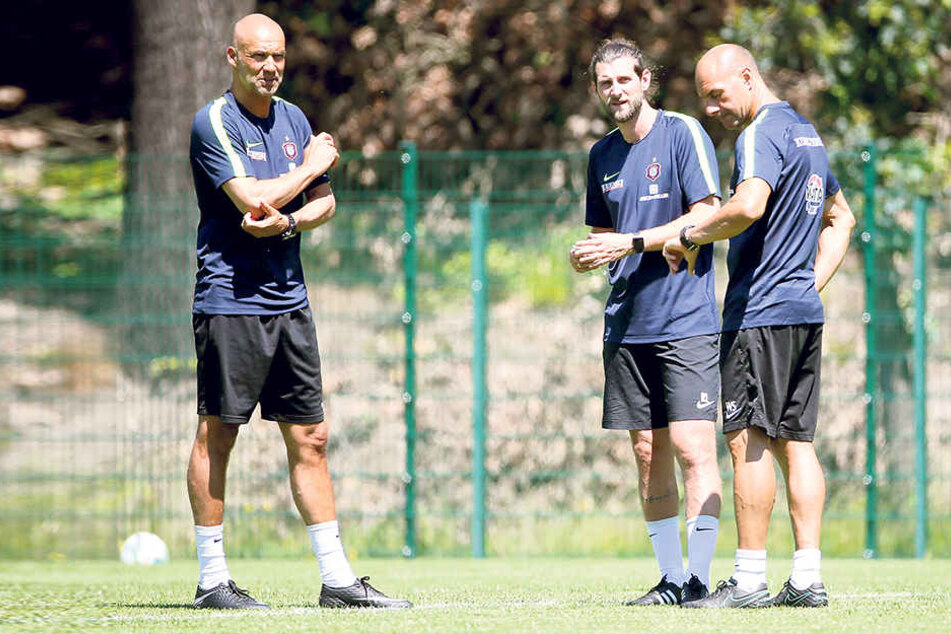 Aues neuer Trainer Thomas Letsch mit seinen Assistenten Robin Lenk und Werner Schoupa.