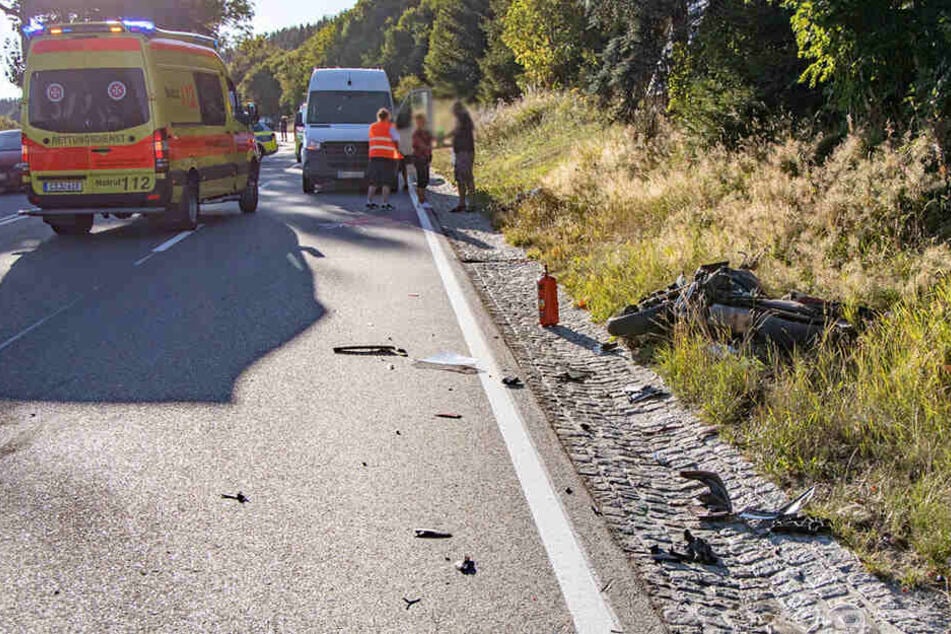 Der Motorradfahrer wurde bei dem Unfall schwer verletzt.