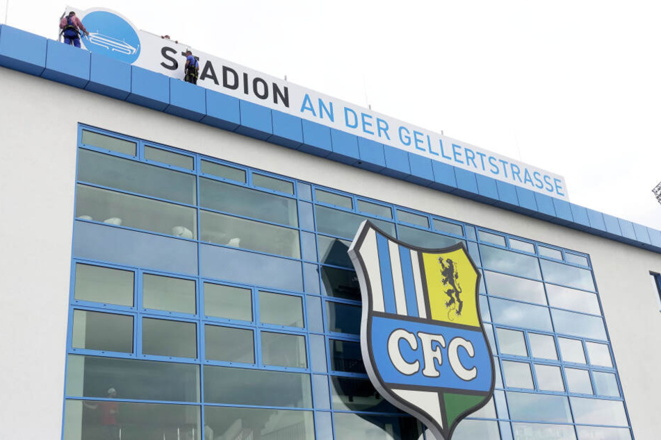 Neuer Schriftzug mit aktuellem Namen für das "Stadion an der Gellertstraße".