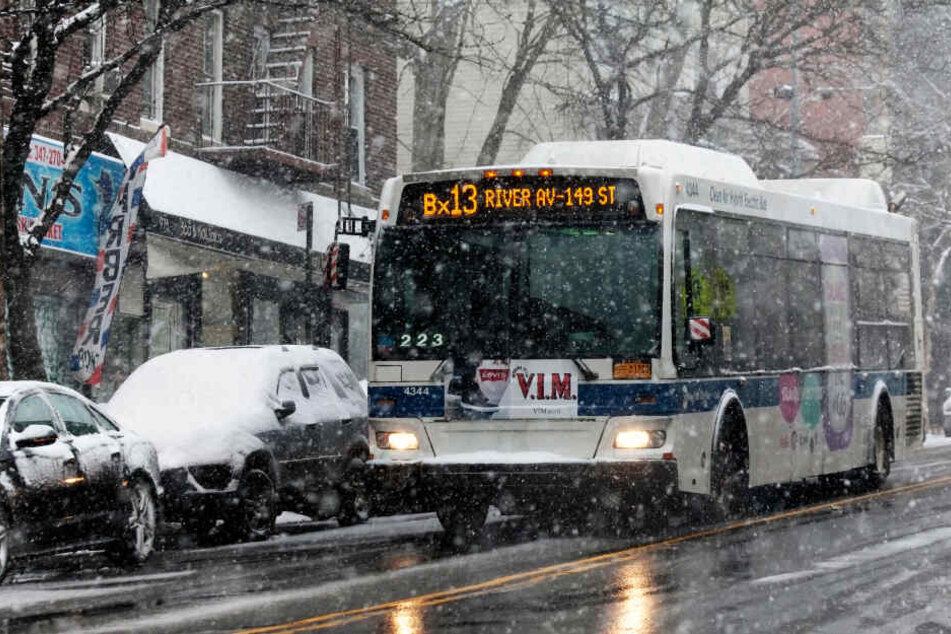 Die Busse müssen bereits bei Schneefall fahren (Symbolbild).