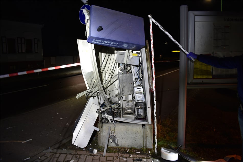 Der Automat wurde durch die Explosion vollständig zerstört.