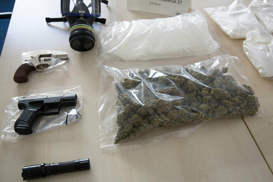 Neben diversen Drogen wurden auch Waffen sichergestellt.
