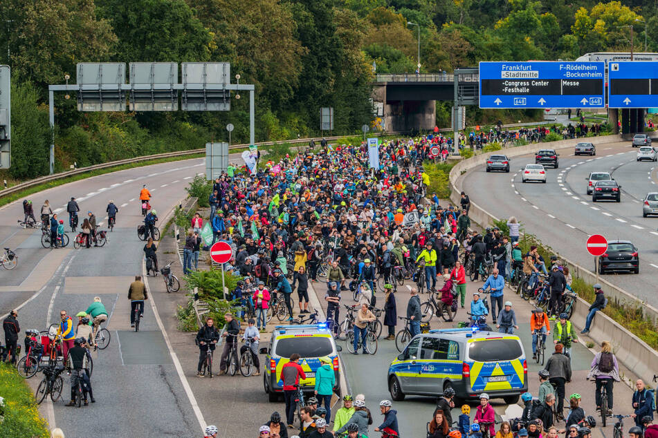 Die Demonstranten befuhren unter anderem mit Fahrrädern die A648 am Frankfurter Westkreuz.