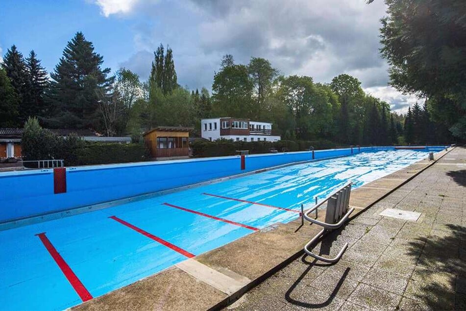 Das 100-Meter-Becken im Bernsdorfer Bad: Ob es sich auch 2019 füllt, ist offen.