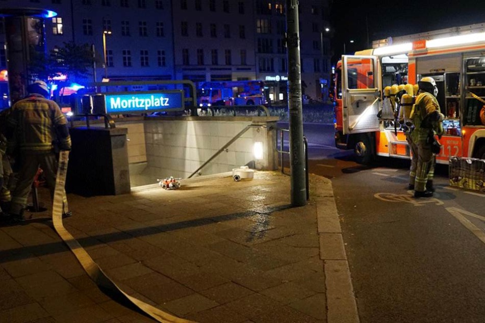 Einsatzkräfte stehen vor dem U-Bahnhof Moritzplatz.