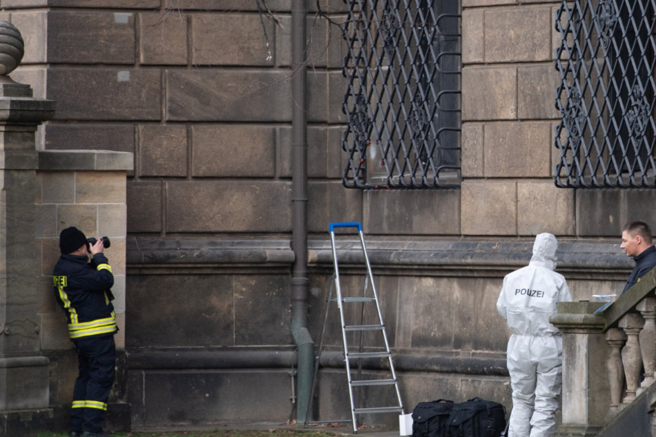 Ein Bild, das um die Welt ging: Über dieses Fenster stiegen die Profis ins Grüne Gewölbe ein. Das "Schlupfloch" ist noch immer von der Polizei verhüllt.