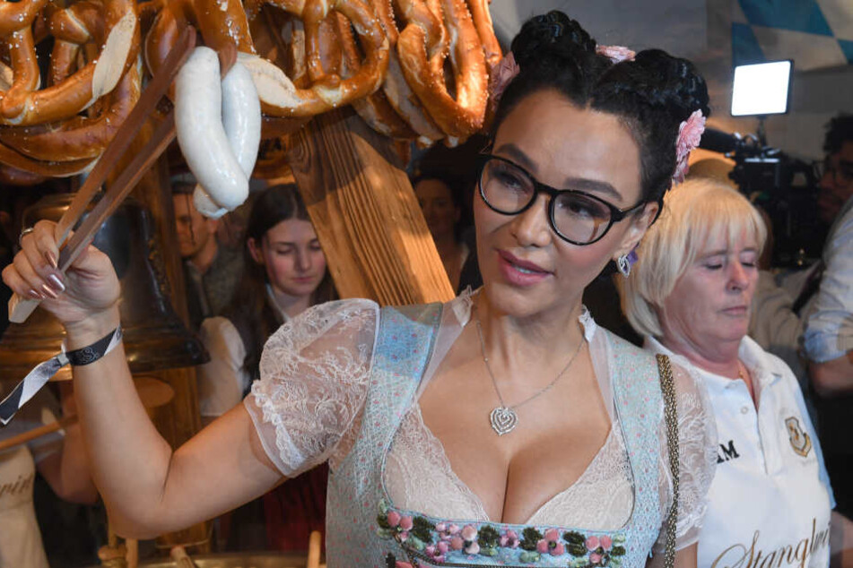 Verona Pooth weiß sich gekonnt in Szene zu setzen: Hier bei einem Weißwurst-Essen.