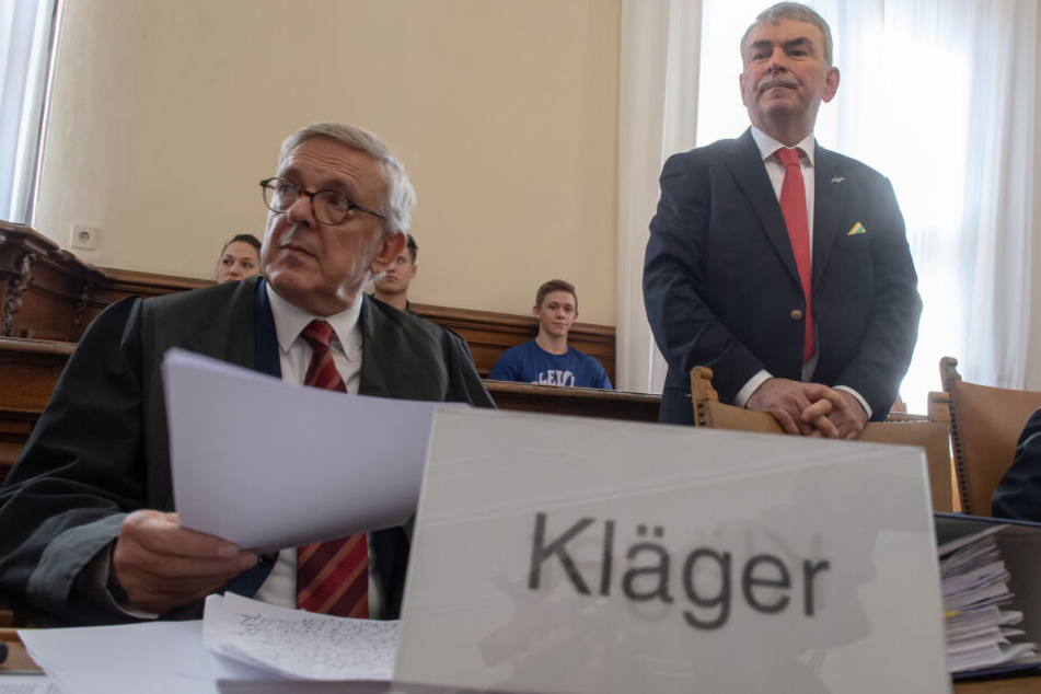 Der Kläger Gustl Mollath (r) und sein Anwalt Hildebrecht Braun (l) nehmen im Gerichtssaal ihren Platz ein.