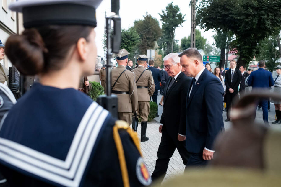 Bundespräsident Frank-Walter Steinmeier und der polnische Präsident Andrzej Duda (r) bei den Gedenkfeierlichkeiten der Stadt Wielun zum 80. Jahrestag.