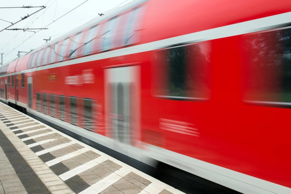 In einem Regionalexpress auf dem Weg nach Magdeburg wurde eine Zugbegleiterin (19) von einem Fahrgast begrapscht. (Symbolbild)