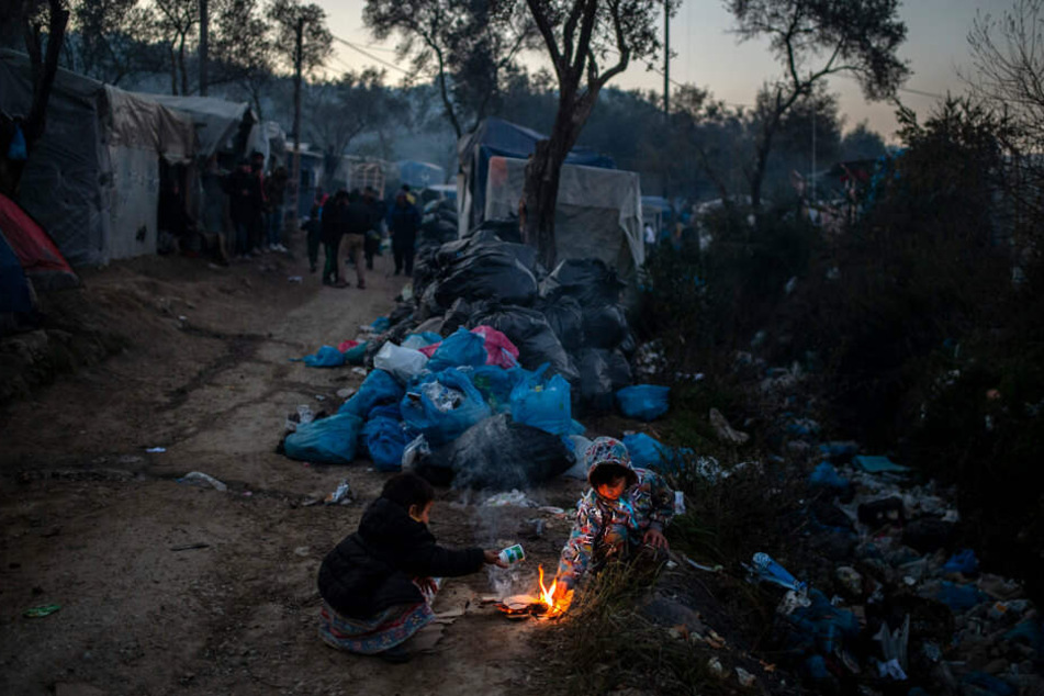 Kinder versuchen, in einem provisorischen Lager neben dem Lager in Moria ein kleines Feuer zu entfachen. Die Lager auf den Inseln Lesbos, Samos, Chios, Kos und Leros sind völlig überfüllt, und die Atmosphäre ist entsprechend verzweifelt und aufgeheizt.
