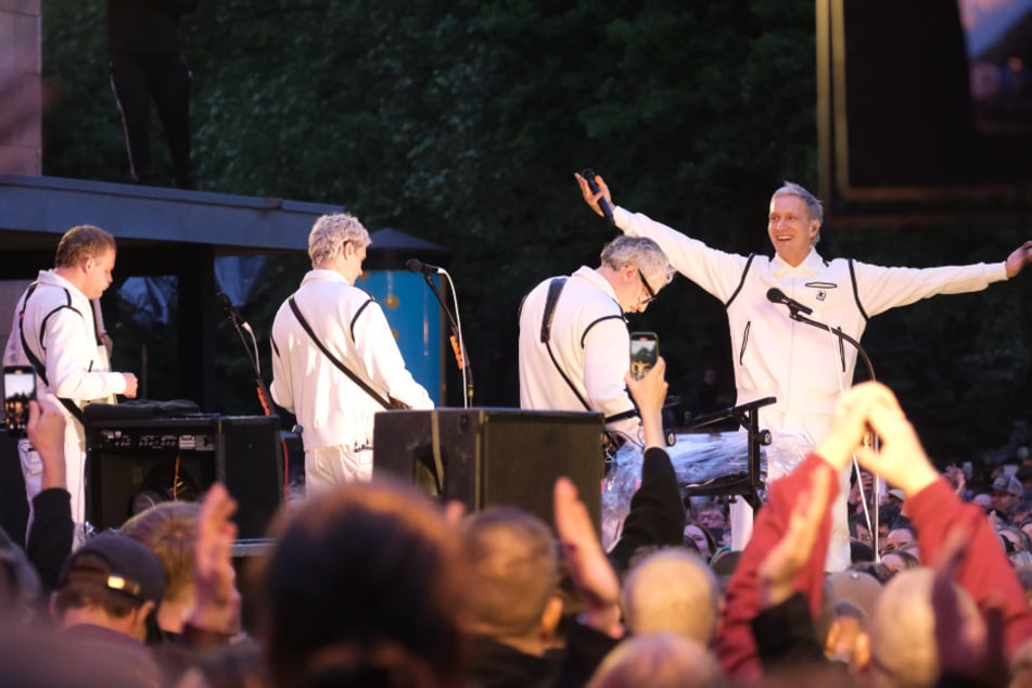 Ende Mai spielte Kraftklub am Chemnitzer Schauspielhaus ein Überraschungskonzert.