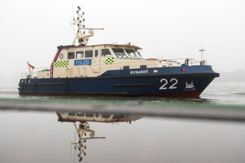 Ein Boot der Wasserschutzpolizei fährt an einem Anleger vorbei.
