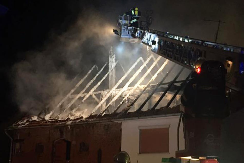 In einem Bauernhof-Wohnhaus brach im Dachstuhl ein Brand aus, am Ende fackelte das gesamte Haus ab.