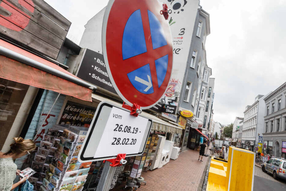 Ein Verkehrsschild weist auf das während des Projektes geltende absolute Parkverbot in der Ottenser Hauptstraße hin. (Archivbild)