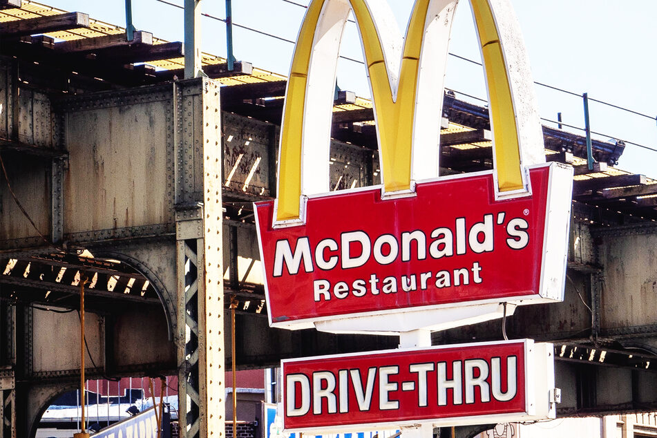 Ein McDonald's-Schild am Straßenrand weist auf das Restaurant hin. (Symbolbild)