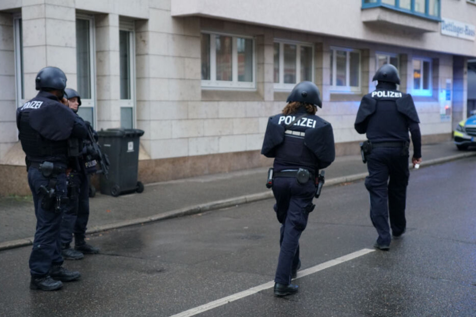 Polizisten in Schutzmontur am Donnerstag in der Innenstadt.