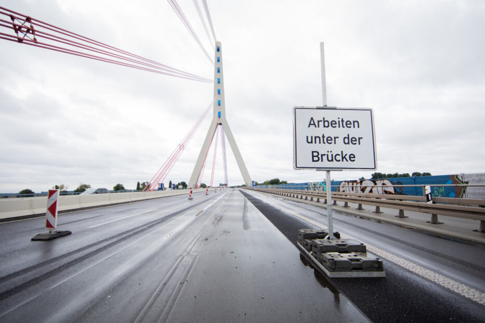 Blick auf die gesperrte Fleher Brücke.