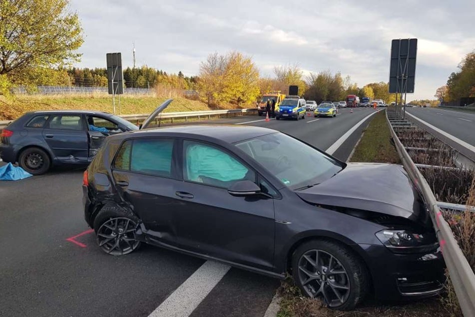 Der VW krachte in die Leitplanke.