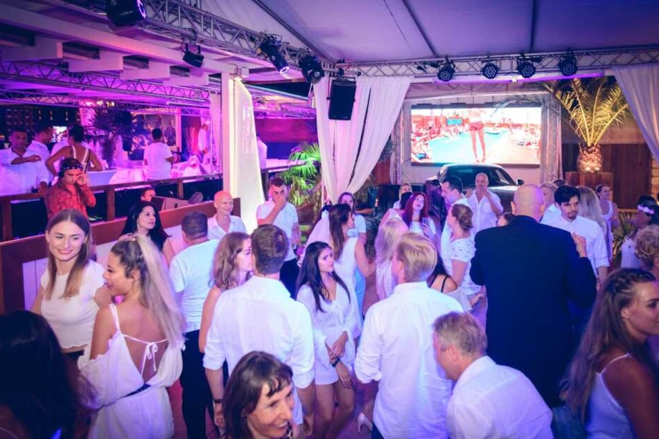 Alle in weiß. So wurde schon im Sommer zur White Night gefeiert.
