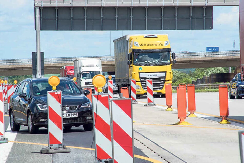 Höhe Chemnitz-Mitte wird derzeit eine Lärmschutzwand errichtet. Die Folge:
Behinderungen für Autofahrer.