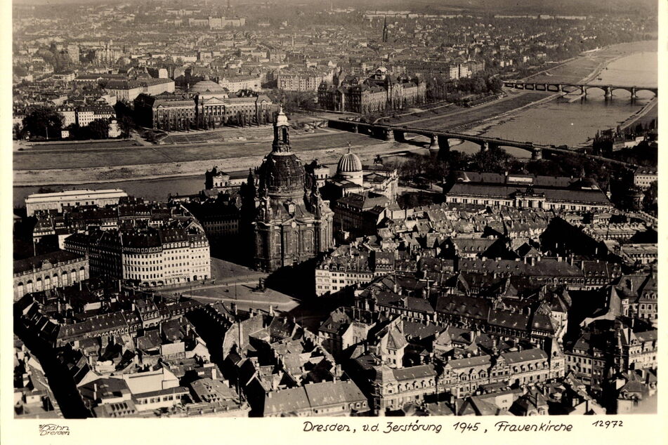 Diese Aufnahme zeigt die Altstadt mit Frauenkirche vor der Zerstörung.