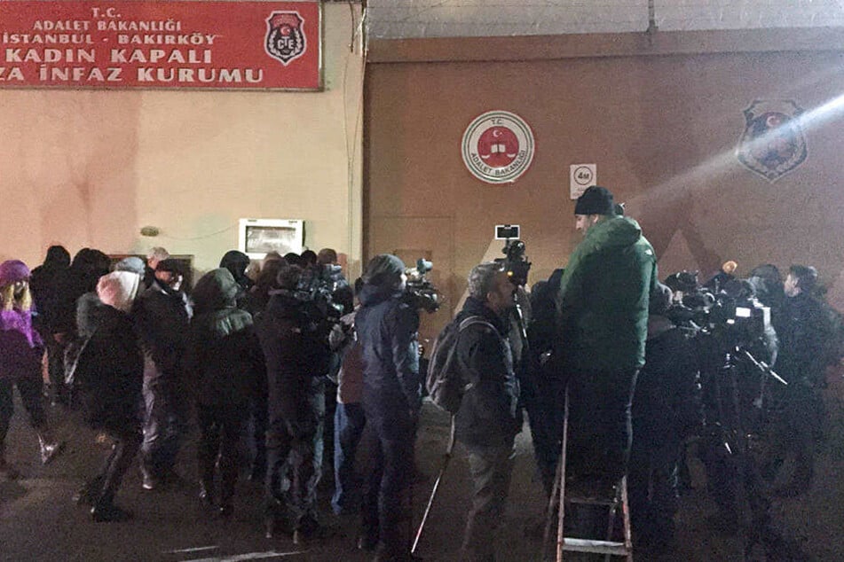 Zahlreiche Journalisten warten am 18.12.2017 vor dem Frauengefängnis im Stadtteil Bakirköy in Istanbul auf die Freilassung von Mesale Tolu.