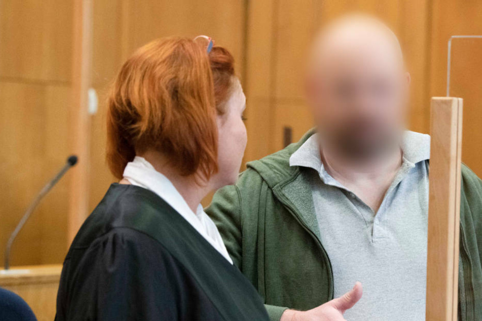 Der des Mordes an dem Politiker Walter Lübcke mit angeklagte Markus H. spricht mit seiner Verteidigerin Nicole Schneiders.
