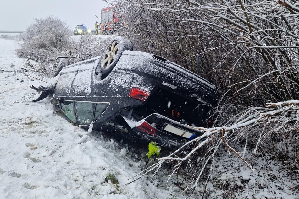 Ein Audi war auf der schneeglatten Fahrbahn von der A36 gerutscht.