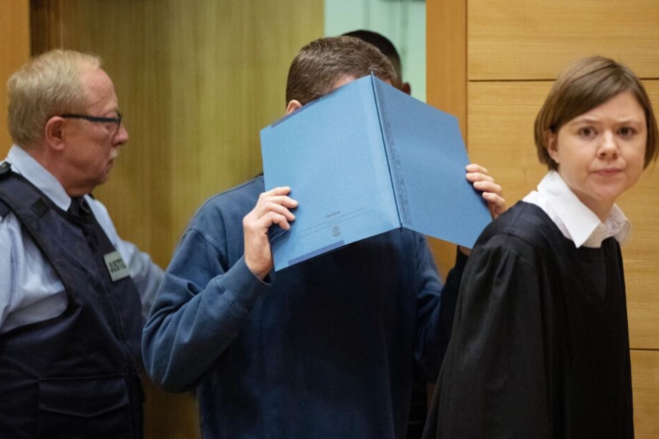 Vor Gericht verdeckte der 57-jährige Angeklagte sein Gesicht.
