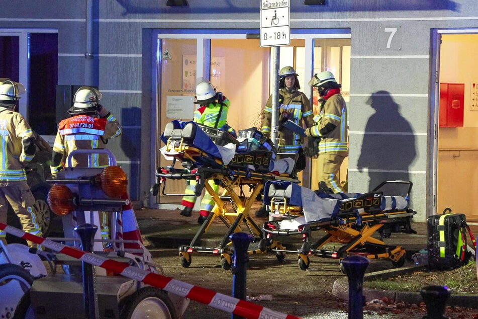 Die Rettungskräfte mussten zahlreiche Personen aus dem Haus retten.