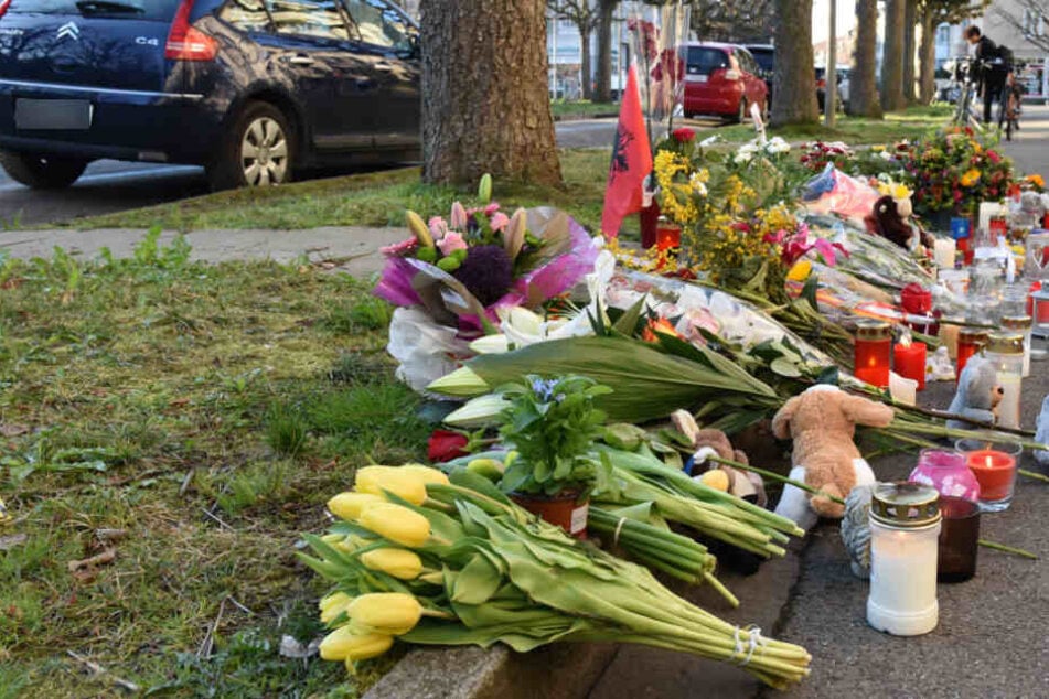 Trauernde hinterließen Blumen am Tatort.