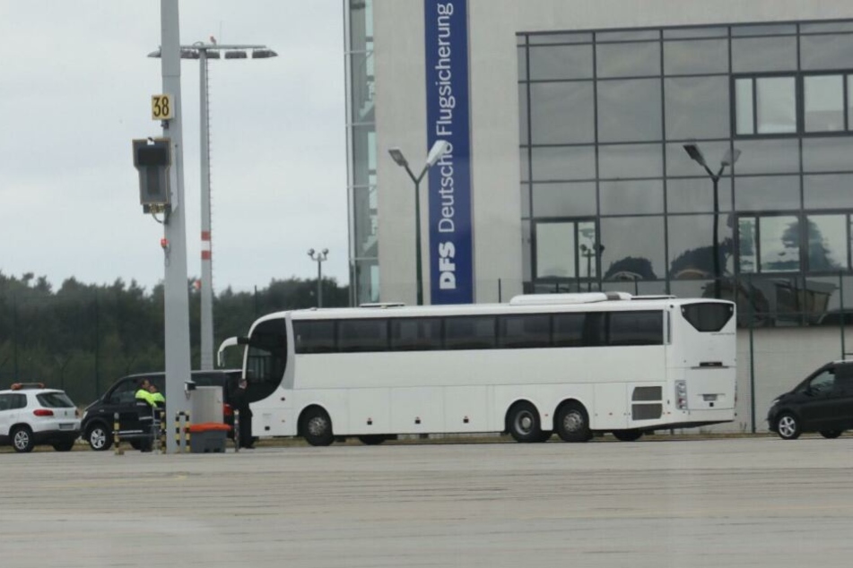 Der Bus parkt auf dem Vorfeld und erwartet die PSG-Kicker, die vom Flieger direkt in den Bus steigen werden.
