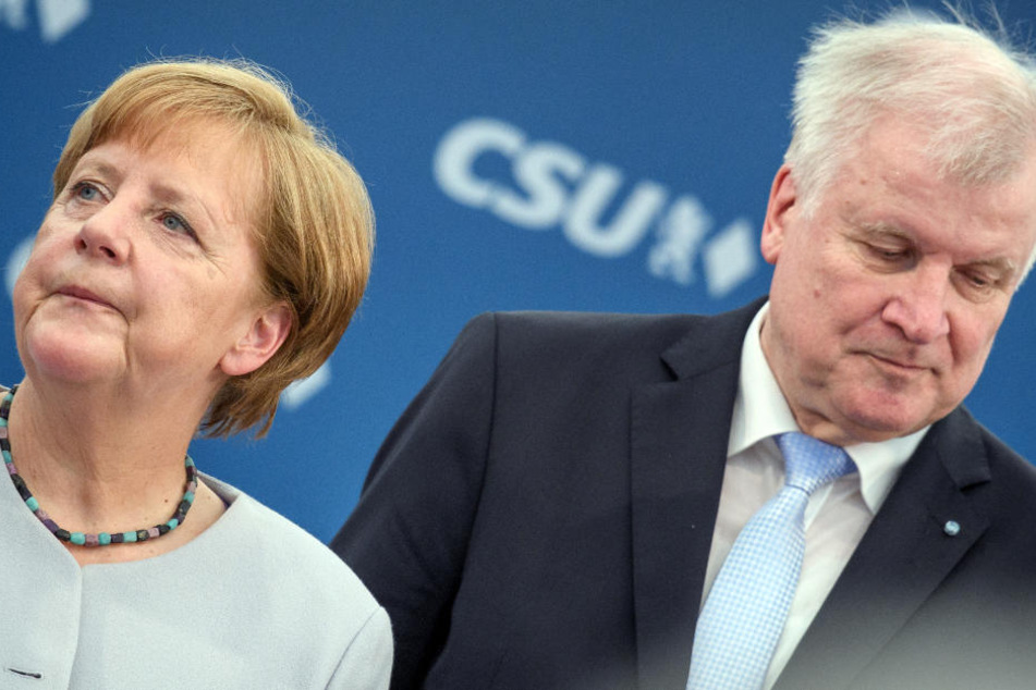 Während Horst Seehofer (69, CSU) immer weiter in der Wählergunst sinkt, punktet Kanzlerin Angela Merkel (63, CDU).